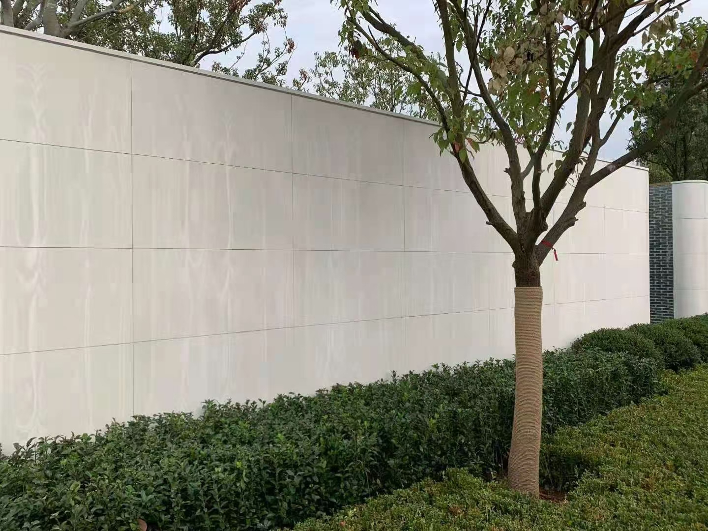 無機(jī)人造洞石為什么能爆火？為什么越來越多的人選擇它作為室內(nèi)外幕墻