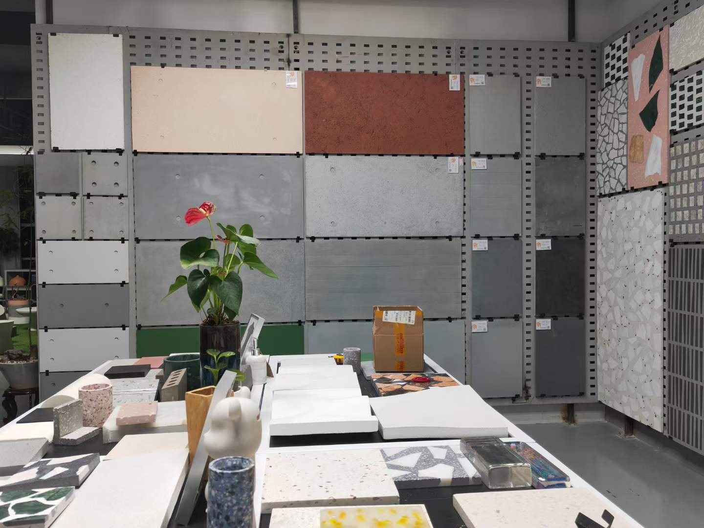 探索建材之美：馬賽克水磨石、清水混凝土板與水磨石坐凳的詩(shī)意融合